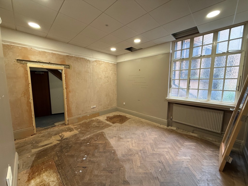 Lot: 14 - VACANT TOWN CENTRE COMMERCIAL PREMISES AND YARD WITH POTENTIAL - Alternative view of additional office with wooden flooring